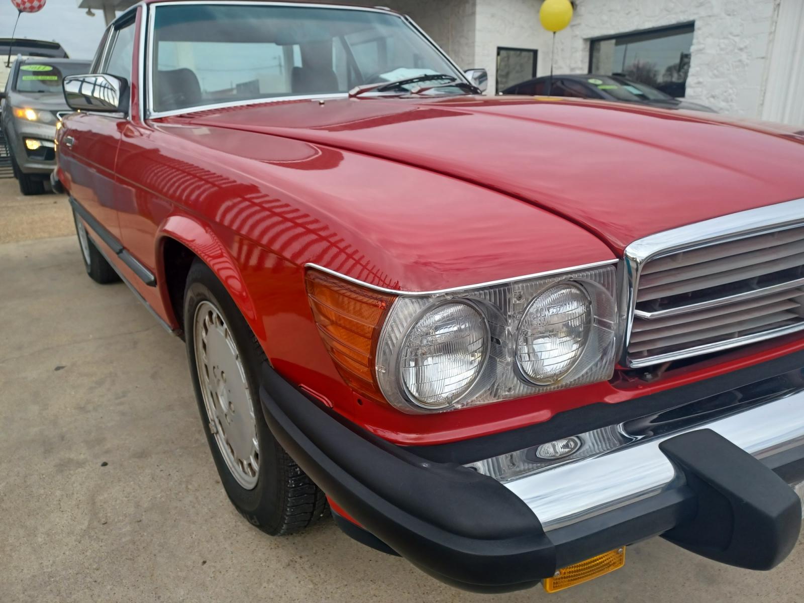 1989 RED /TAN, LEATHER Mercedes-Benz 560 SL coupe (WDBBA48D2KA) with an 5.6L V8 SOHC 16V engine, 4-Speed Automatic transmission, located at 2001 E. Lancaster, Ft. Worth, 76103, (817) 336-7000, 32.746181, -97.301018 - Photo #2